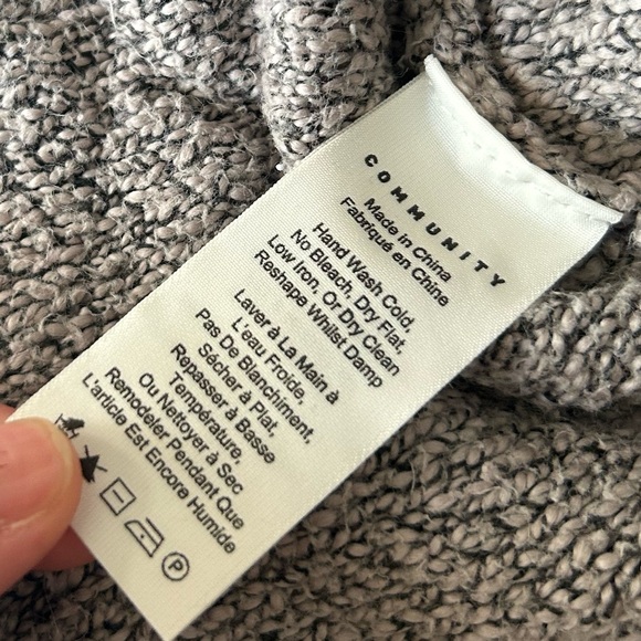 Community Ionic Cape - Picture 8 of 10